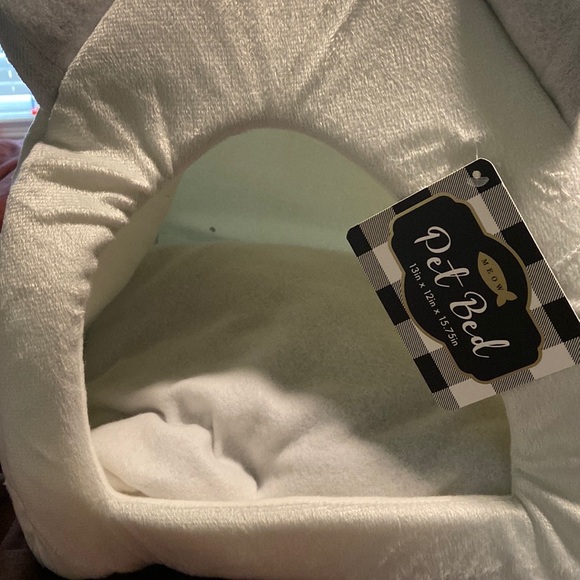 Cat Hut.  Small Pet Bed. Meow Brand. NWT! - Picture 2 of 10
